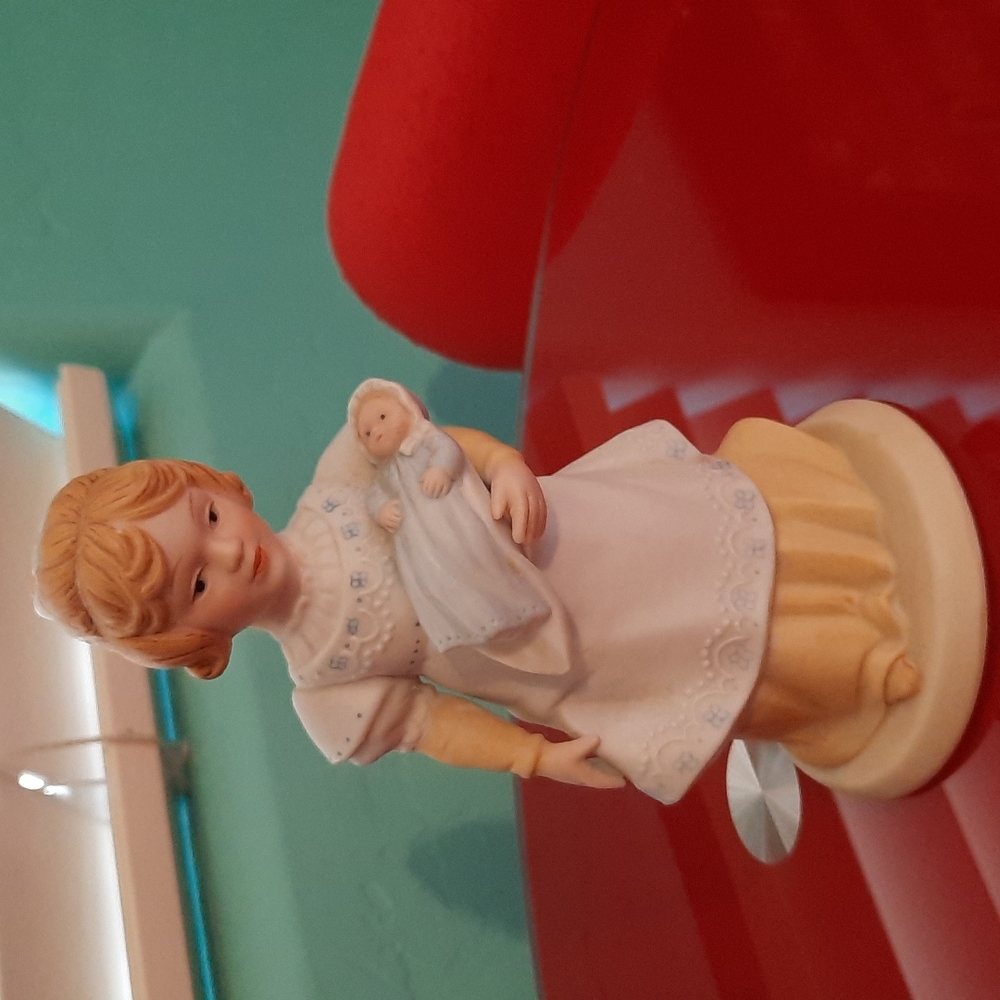 Avon 1981 "A Mother's Love" figurine ❤
